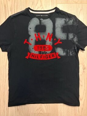 Tommy Hilfiger Mens Small Black Graphic T-Shirt 1985 NYC Logo Made in Peru Small